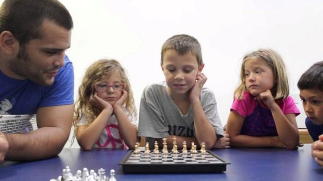 Как научить ребенка с нуля играть в шахматы?