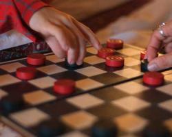 Як грати в російські шашки правила для дітей-початківців